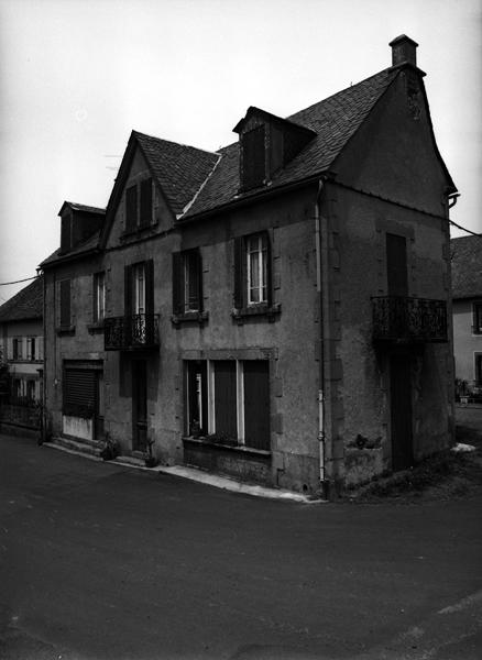 Vue de trois-quarts de la façade principale