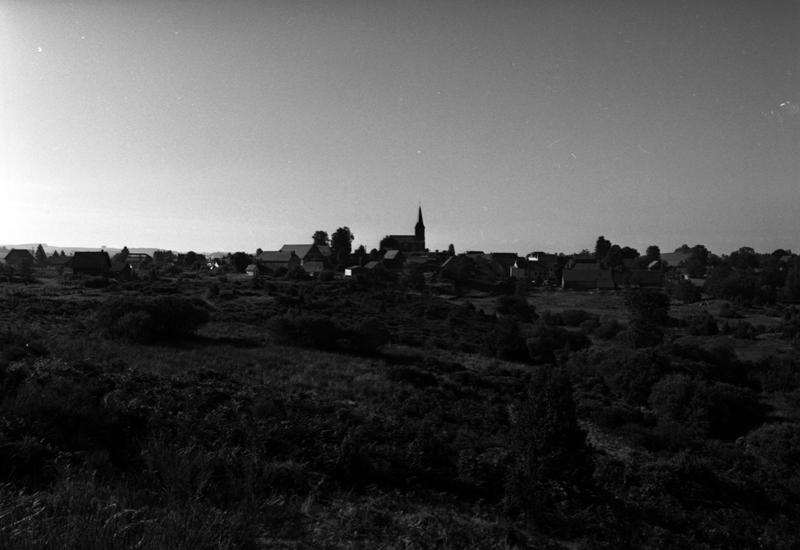 Le village de Saint-Genès vu du nord, depuis le chemin conduisant à la ferme des Vergniauds.