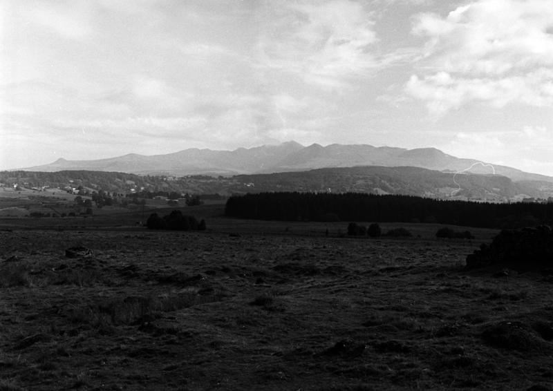 Le paysage vers le nord : le village de Picherande et le massif du Sancy.