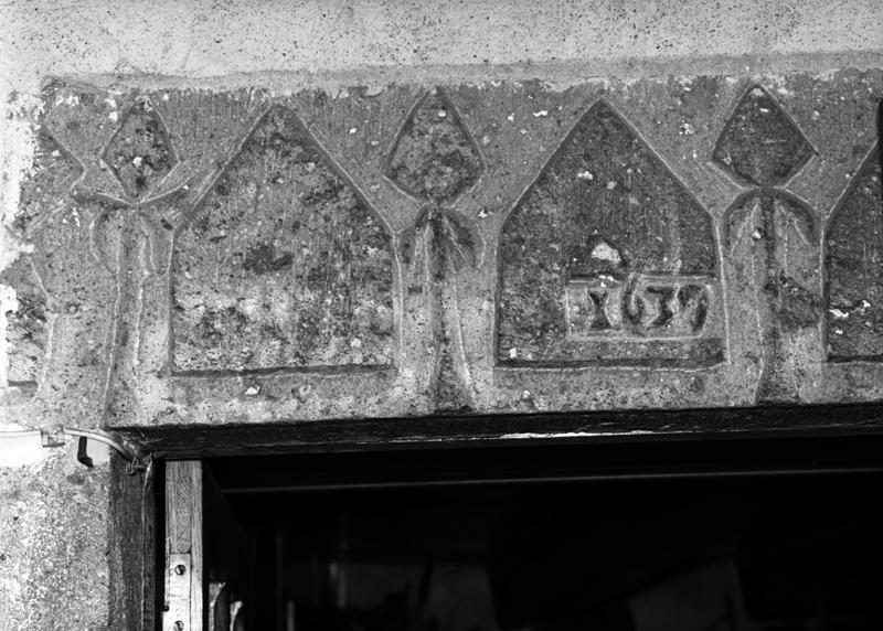 Vue de détail de la date remployée dans le linteau de la porte du logis.