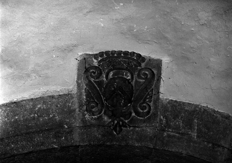 Eglise Saint-Martin. Vue de détail du blason de madame de Trézeret sur la clé de l'arc de la chapelle septentrionale.