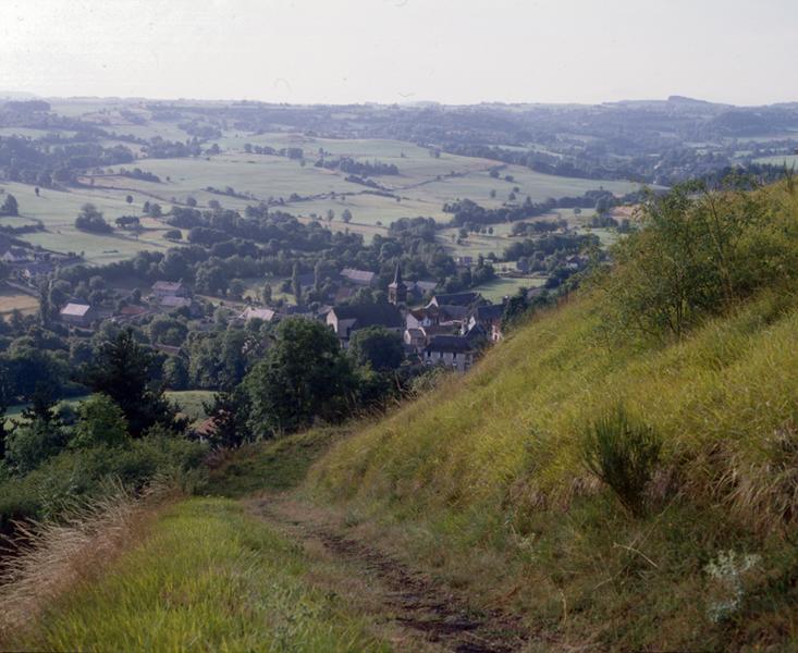 Vue générale du village de Saint-Bonnet, depuis le calvaire des Baraquettes.