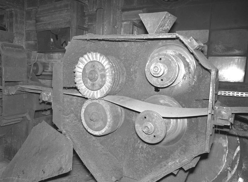 Machine à polir les feuillards d'acier. DAT 1998