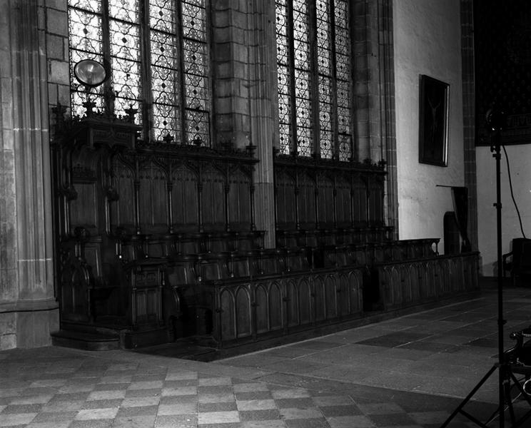 Vue générale du groupe de stalles et d'une chaire à dais, côté ouest de la chapelle.