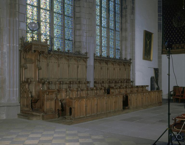 Vue générale du groupe de stalles et d'une chaire à dais, côté ouest de la chapelle.