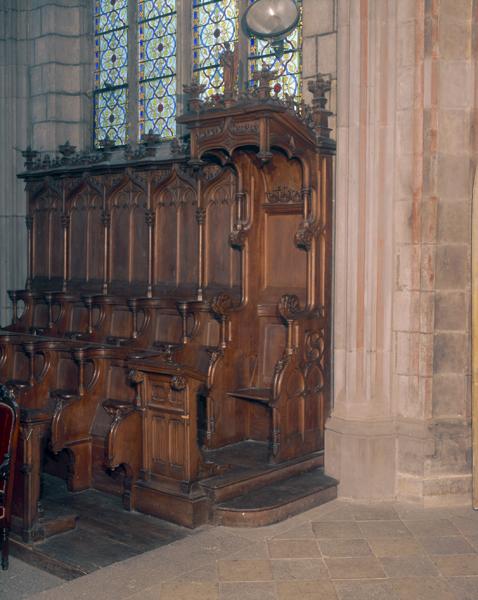 Vue de l'extrémité sud du groupe de stalles côté est, avec chaire à dais en premier plan.