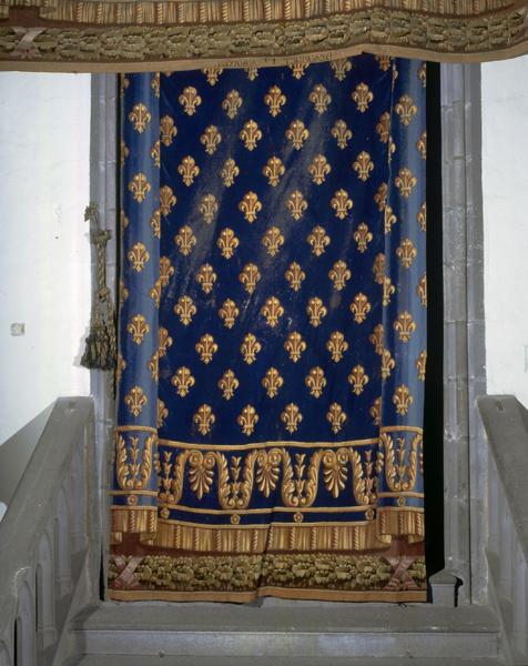 Portière masquant actuellement l'entrée principale de la Sainte-Chapelle. A droite : passementerie et bouton de suspension contemporains de la chancellerie.