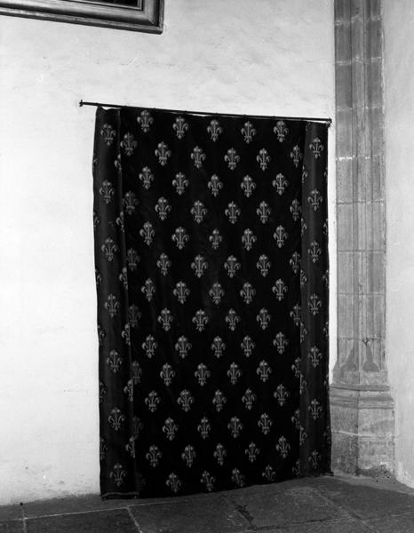 Portière masquant actuellement la porte de la Sainte-Chapelle donnant accès à l'escalier en vis (mur ouest).