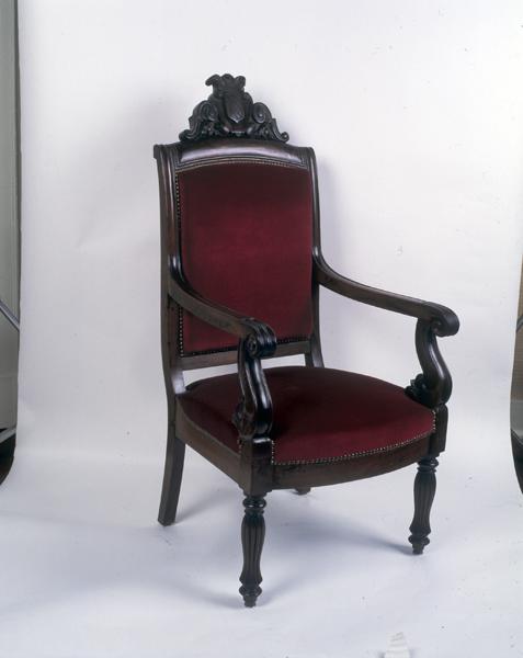 Vue générale d'un des trois fauteuils à amortissement.