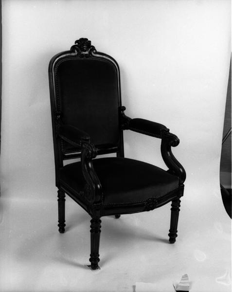 Vue générale d'un fauteuil de la commande initiale. Un des deux plus hauts (de 15 cm).