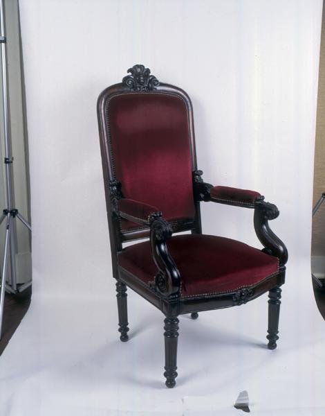 Vue générale d'un fauteuil de la commande initiale. Un des deux plus hauts (de 15 cm).