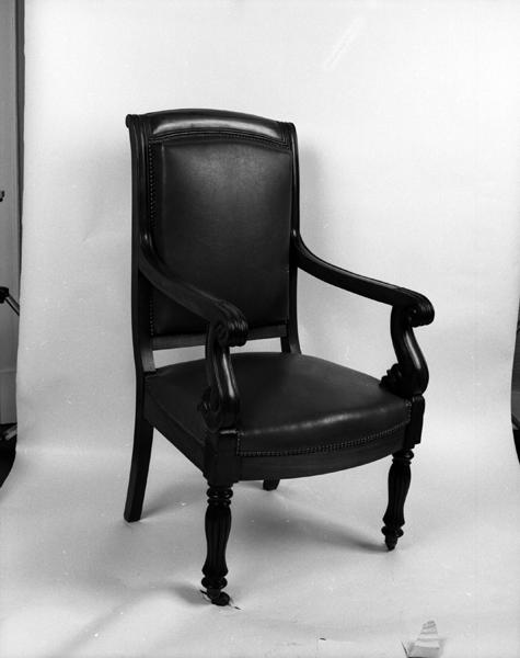 Vue générale de trois-quarts d'un fauteuil sans amortissement.
