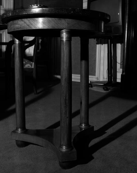 Détail de deux pieds bagués de la table en guéridon.