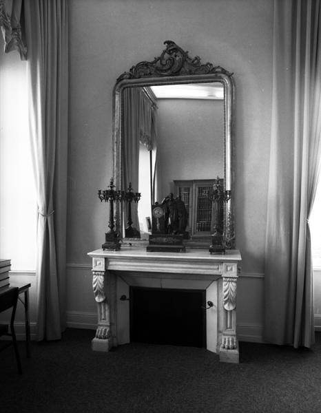 Salle du conseil du tribunal de grande instance. Cheminée avec sa garniture.