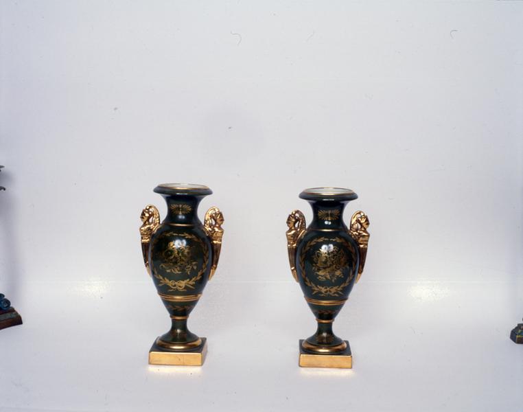 Vue générale des deux vases, face principale.