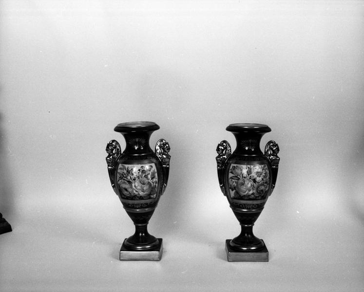 Vue générale des deux vases, face arrière.