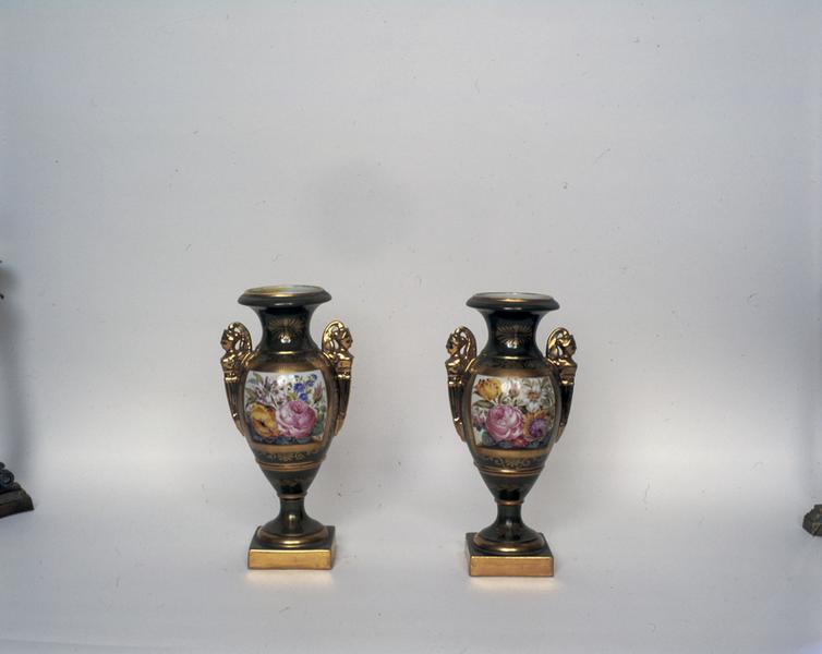 Vue générale des deux vases, face arrière.