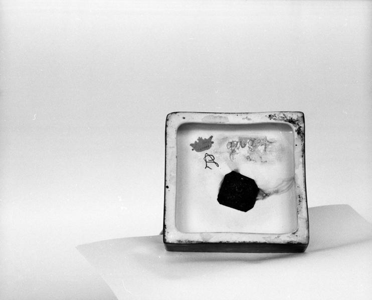 Détail de la marque sous le pied d'un des deux vases.