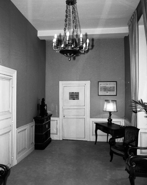 Antichambre du parquet du procureur général : bureau, ceinture à tiroirs, 18e siècle, lampe à huile, bronze, 19e siècle, lustre, bronze patiné et doré, 19e siècle.