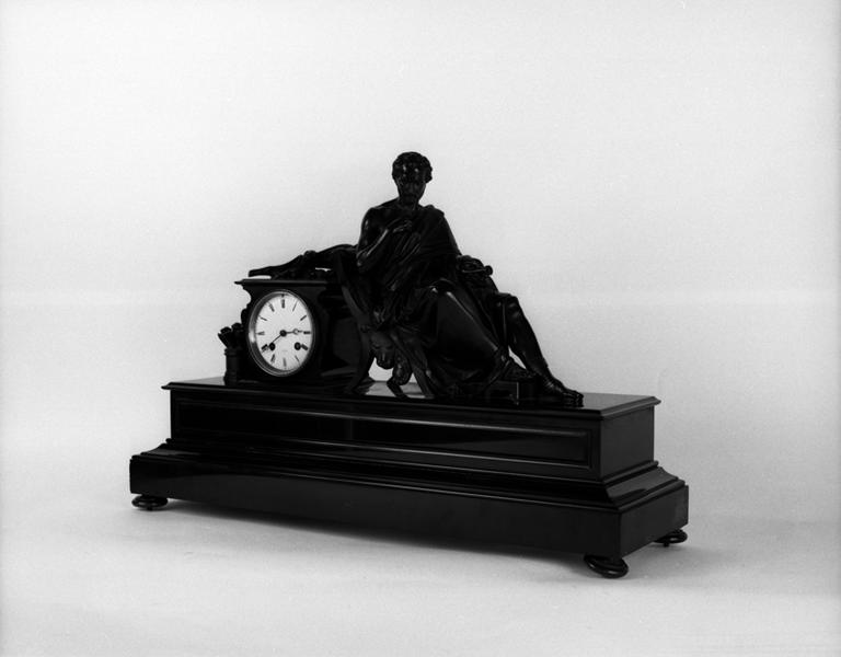 Horloge décorée de l'homme à l'antique. Vue générale, de trois-quarts.