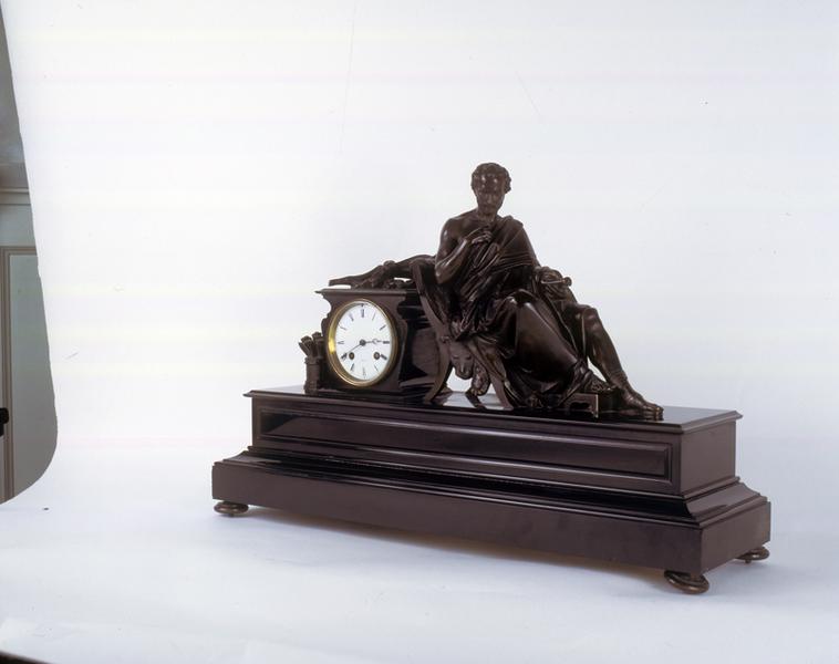 Horloge décorée de l'homme à l'antique. Vue générale, de trois-quarts.