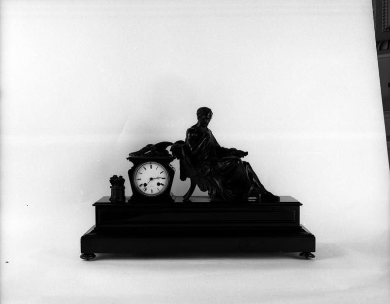 Horloge décorée de la figure de l'homme à l'antique. Vue générale, de face.