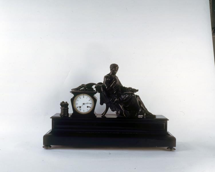 Horloge décorée de la figure de l'homme à l'antique. Vue générale, de face.