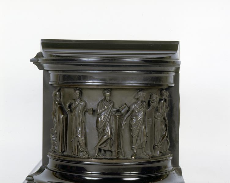 Détail des figures fondues sur la partie gauche du socle.