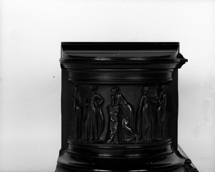 Détail des figures fondues sur la partie droite du socle.