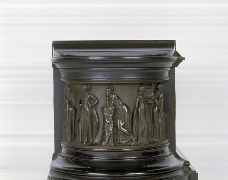 Détail des figures fondues sur la partie droite du socle.