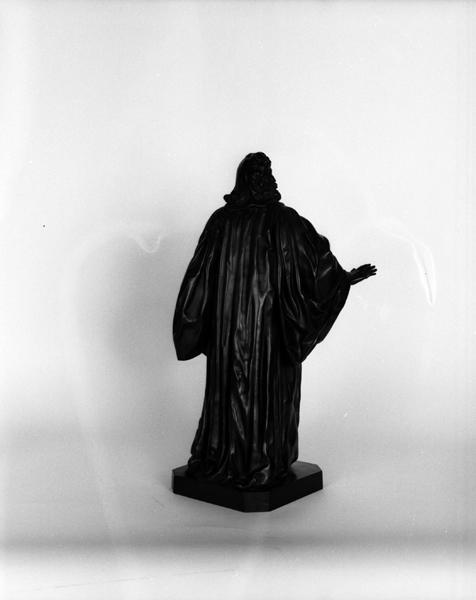Vue de dos de la statuette veuve de son horloge.