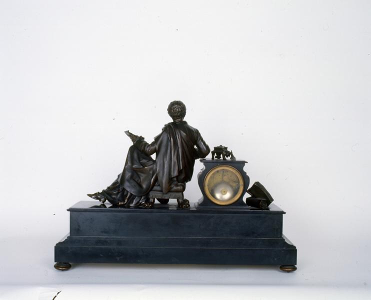 Vue générale de l'horloge décorée de Montesquieu, de dos.