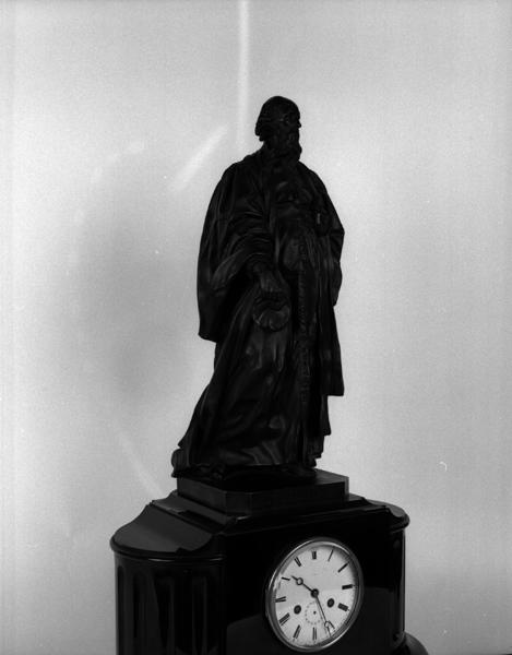 Détail de la statuette, de biais.