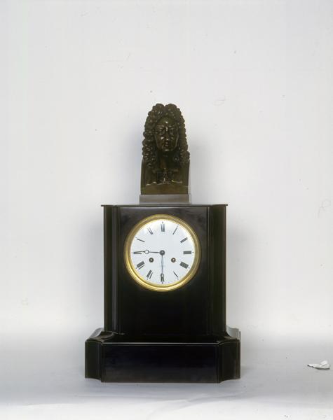 Vue générale de face de l'horloge ornée du portrait de D'Aguesseau.