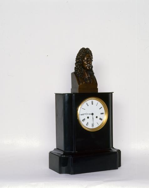 Vue générale de trois-quarts de l'horloge ornée du portrait de D'Aguesseau.