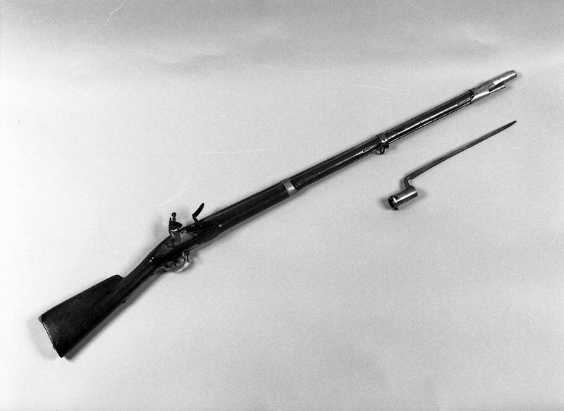 Baïonnette : armée royale française, entre 1770 et 1777 ; fusil d'artillerie : platine à silex, modèle 1777 modifié an IX, n° 56 de la Légion de Saint-Flour