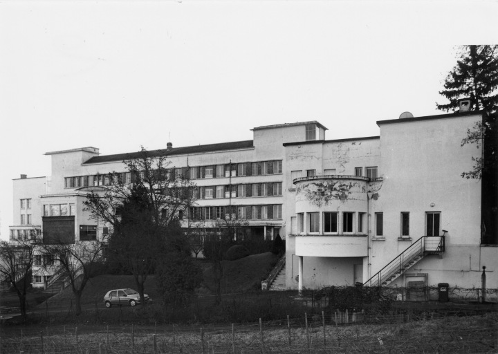 Vue générale de la façade nord avec son entrée. A droite, la villa du médecin-chef.