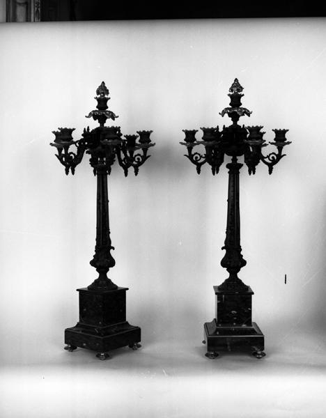 Vue générale (un chandelier de trois-quarts, un chandelier de face).