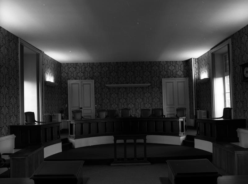 Salle d' audience du tribunal de grande instance. Tribune (table à écrire) et estrade des magistrats.