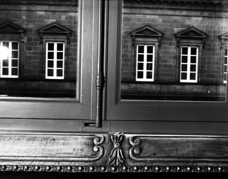 Détail du décor au centre de la traverse supérieure d'une des 7 banquettes.