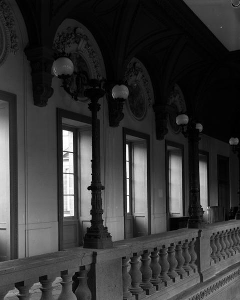 Escalier d' honneur. Candélabre de la balustrade du palier.