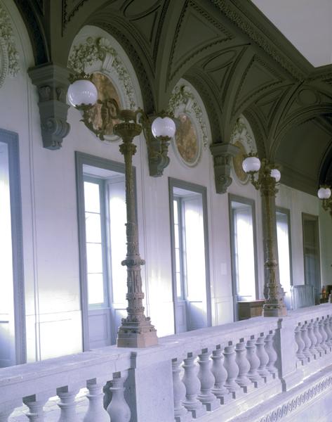 Escalier d' honneur. Candélabre de la balustrade du palier.