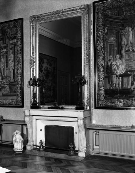 Bureau du Premier président. Manteau de cheminée, marbre, 19e siècle. Glace de trumeau, bois doré, 19e siècle.