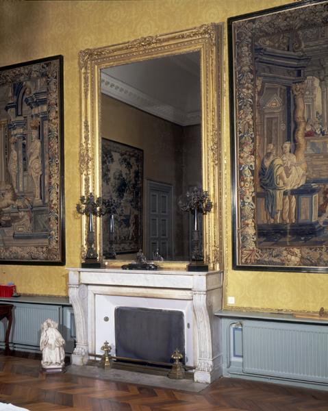 Bureau du Premier président. Manteau de cheminée, marbre, 19e siècle. Glace de trumeau, bois doré, 19e siècle.