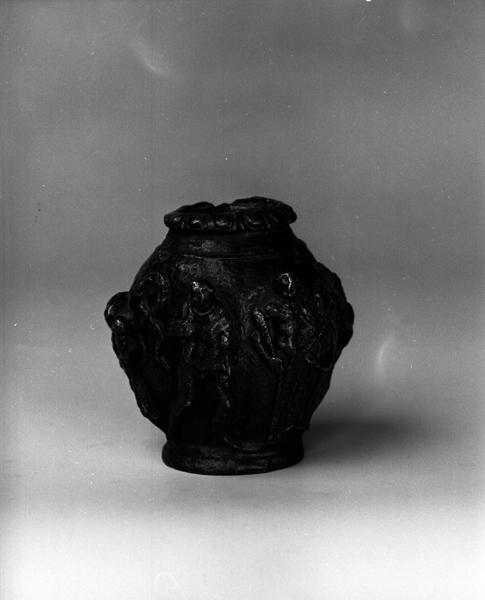 Vase en bronze, dit urne gallo-romaine, affecté aux collections du musée Mandet en 1953 par le premier président de la cour d'appel.