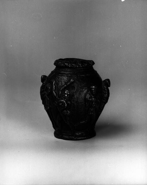 Vase en bronze, dit urne gallo-romaine, affecté aux collections du musée Mandet en 1953 par le premier président.