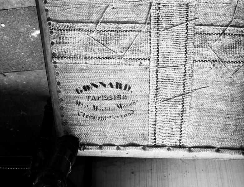 Détail de l'inscription concernant le fabricant : Gonnard tapissier marchand de maubles miroitier Clermont-Ferrand (commande de 1851).