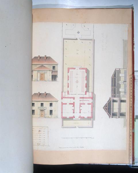 Elévations des façades avant et arrière, plan au sol, coupe transversale.