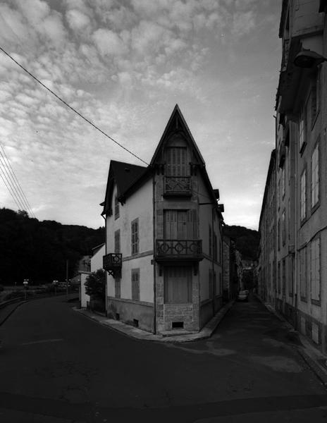 Vue générale de l'immeuble depuis l'est