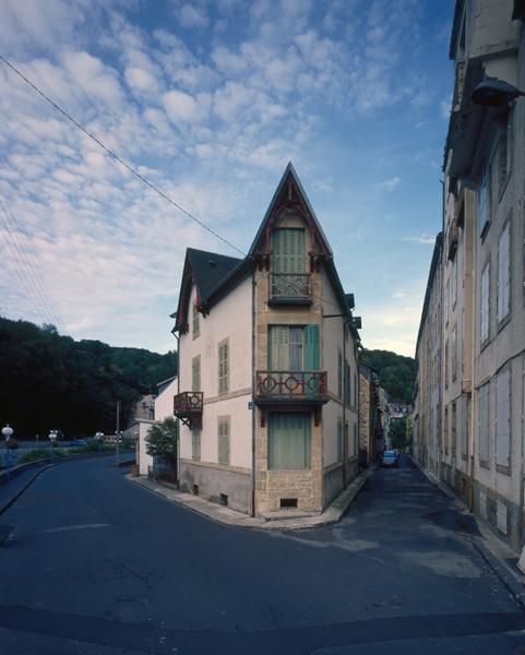 Vue générale de l'immeuble depuis l'est